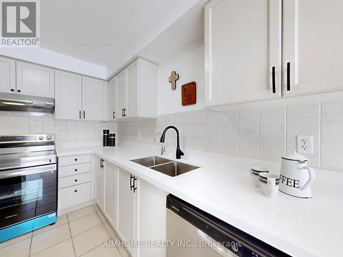 86 Banbrooke Crescent, Newmarket, ON - Indoor Photo Showing Kitchen With Double Sink With Upgraded Kitchen