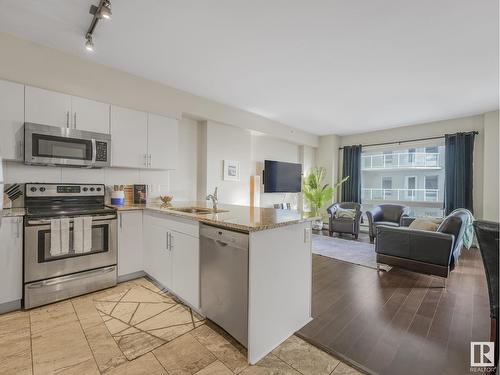 #1905 10152 104 St Nw, Edmonton, AB - Indoor Photo Showing Kitchen