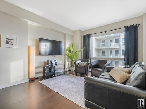 #1905 10152 104 St Nw, Edmonton, AB - Indoor Photo Showing Living Room