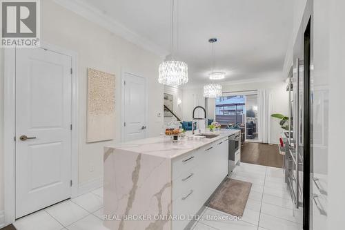 869 Clark Avenue W, Vaughan, ON - Indoor Photo Showing Kitchen