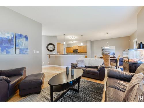 21906 94A Av Nw, Edmonton, AB - Indoor Photo Showing Living Room