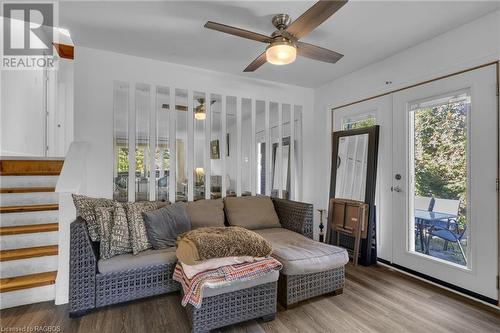 24 Stanley Street, Tiverton, ON - Indoor Photo Showing Living Room