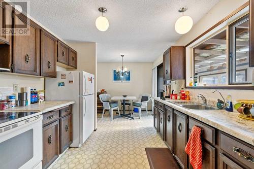 5250 Canoe Beach Drive Ne, Salmon Arm, BC - Indoor Photo Showing Kitchen With Double Sink