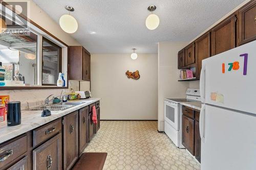 5250 Canoe Beach Drive Ne, Salmon Arm, BC - Indoor Photo Showing Kitchen