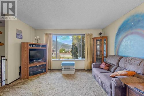 5250 Canoe Beach Drive Ne, Salmon Arm, BC - Indoor Photo Showing Living Room