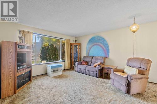 5250 Canoe Beach Drive Ne, Salmon Arm, BC - Indoor Photo Showing Living Room