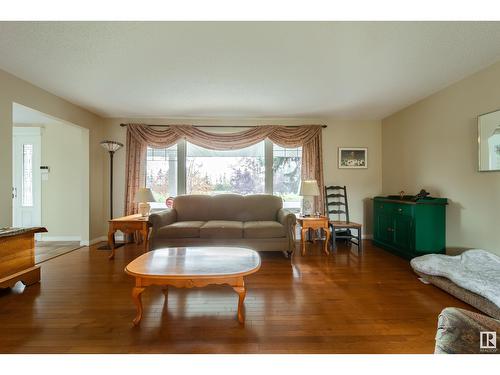 15006 Rio Terrace Dr Nw, Edmonton, AB - Indoor Photo Showing Living Room