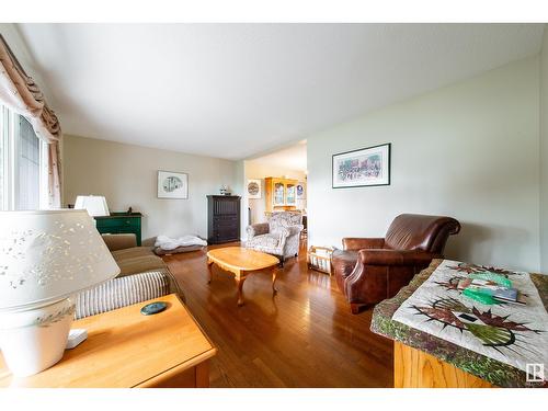 15006 Rio Terrace Dr Nw, Edmonton, AB - Indoor Photo Showing Living Room