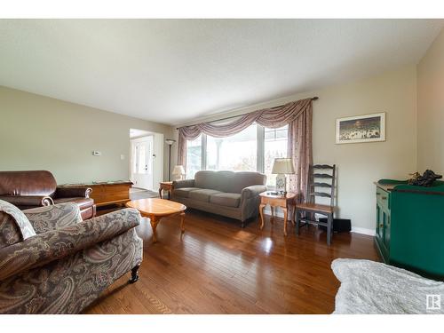 15006 Rio Terrace Dr Nw, Edmonton, AB - Indoor Photo Showing Living Room