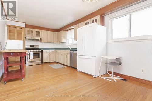 32 King Richard Court, Markham, ON - Indoor Photo Showing Kitchen With Double Sink