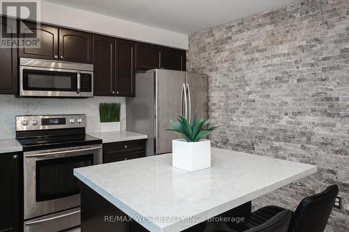 25 Ashen Tree Lane, Brampton, ON - Indoor Photo Showing Kitchen With Stainless Steel Kitchen