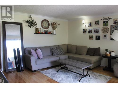 1762 Topping  Street, Trail, BC - Indoor Photo Showing Living Room