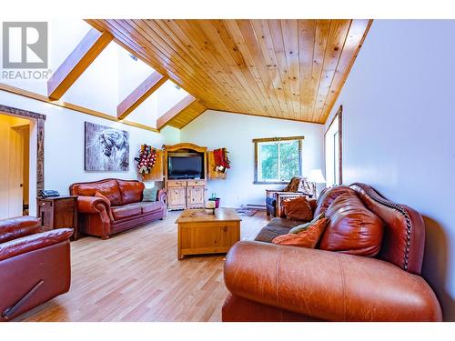 9848 6 Highway, Salmo, BC - Indoor Photo Showing Living Room