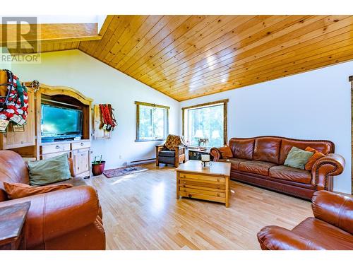 9848 6 Highway, Salmo, BC - Indoor Photo Showing Living Room