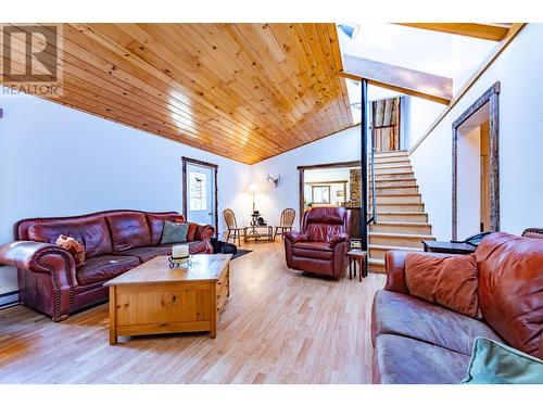 9848 6 Highway, Salmo, BC - Indoor Photo Showing Living Room