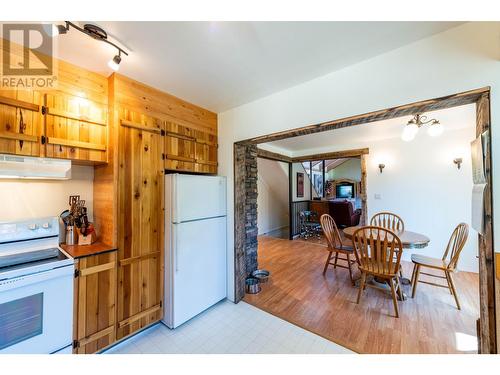 9848 6 Highway, Salmo, BC - Indoor Photo Showing Kitchen