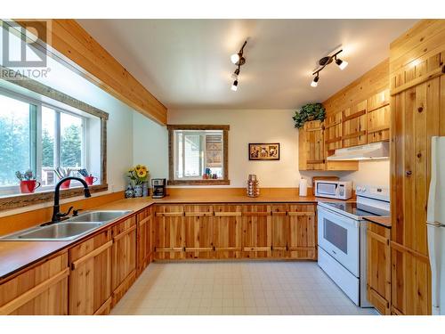 9848 6 Highway, Salmo, BC - Indoor Photo Showing Kitchen With Double Sink