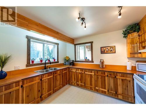 9848 6 Highway, Salmo, BC - Indoor Photo Showing Kitchen With Double Sink