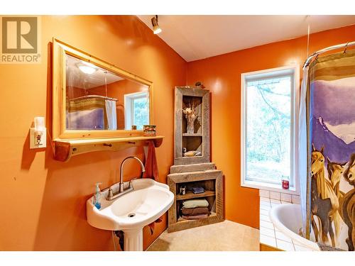 9848 6 Highway, Salmo, BC - Indoor Photo Showing Bathroom