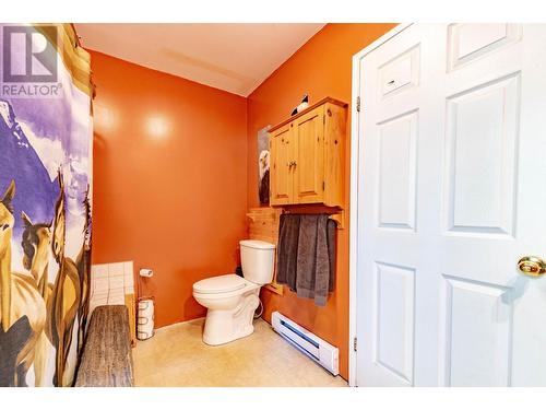 9848 6 Highway, Salmo, BC - Indoor Photo Showing Bathroom