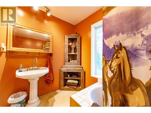 9848 6 Highway, Salmo, BC - Indoor Photo Showing Bathroom