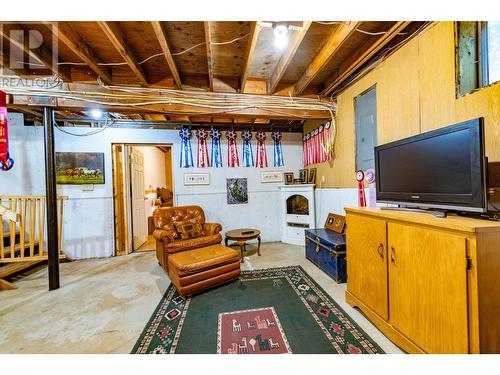 9848 6 Highway, Salmo, BC - Indoor Photo Showing Basement