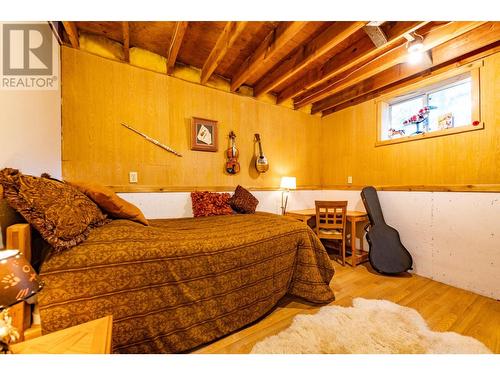 9848 6 Highway, Salmo, BC - Indoor Photo Showing Bedroom