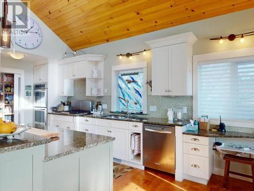 4810 Sanderson Road, Texada Island, BC - Indoor Photo Showing Kitchen With Upgraded Kitchen