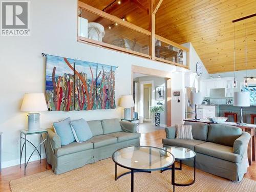 4810 Sanderson Road, Texada Island, BC - Indoor Photo Showing Living Room