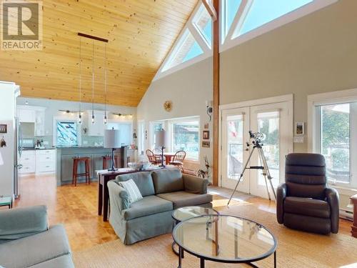 4810 Sanderson Road, Texada Island, BC - Indoor Photo Showing Living Room