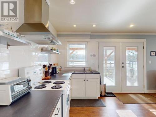 4810 Sanderson Road, Texada Island, BC - Indoor Photo Showing Kitchen