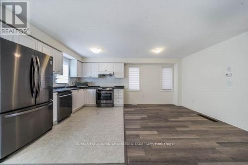 10 John Moore Road, East Gwillimbury, ON - Indoor Photo Showing Kitchen