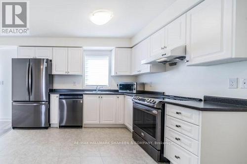 10 John Moore Road, East Gwillimbury, ON - Indoor Photo Showing Kitchen