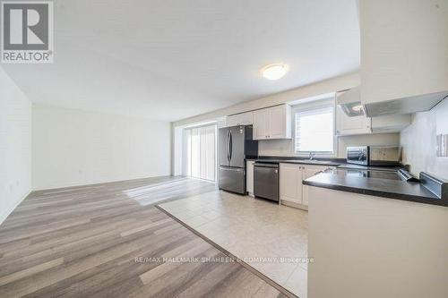 10 John Moore Road, East Gwillimbury, ON - Indoor Photo Showing Kitchen