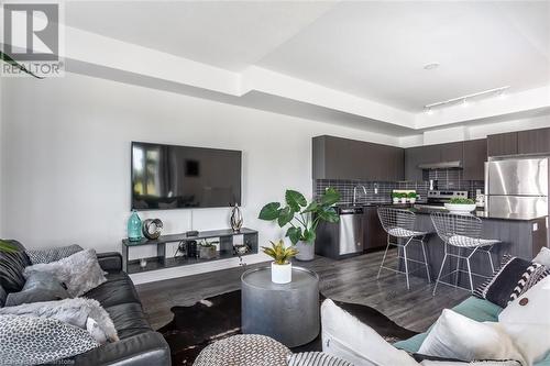 1121 Cooke Boulevard Unit# 1, Burlington, ON - Indoor Photo Showing Living Room