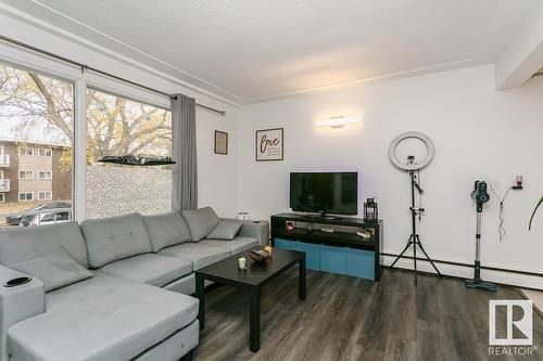 10629 110 St Nw, Edmonton, AB - Indoor Photo Showing Living Room