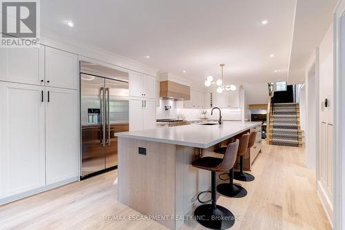 939 Teal Drive, Burlington, ON - Indoor Photo Showing Kitchen With Upgraded Kitchen