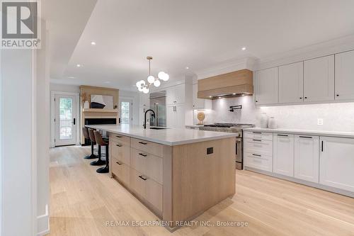 939 Teal Drive, Burlington, ON - Indoor Photo Showing Kitchen With Upgraded Kitchen