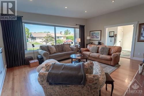 466 Crestview Road, Ottawa, ON - Indoor Photo Showing Living Room