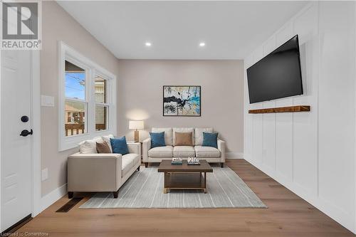 413 Paling Avenue, Hamilton, ON - Indoor Photo Showing Living Room