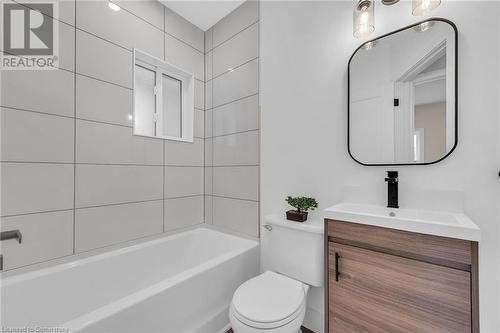 413 Paling Avenue, Hamilton, ON - Indoor Photo Showing Bathroom