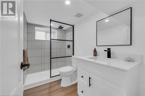 413 Paling Avenue, Hamilton, ON - Indoor Photo Showing Bathroom