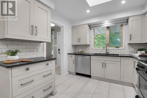 51 Barrett Crescent, London, ON - Indoor Photo Showing Kitchen With Upgraded Kitchen