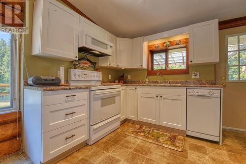 1328 Gun-A-Noot Trail, Williams Lake, BC - Indoor Photo Showing Kitchen