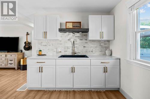 12 Wade Avenue, Brantford, ON - Indoor Photo Showing Kitchen