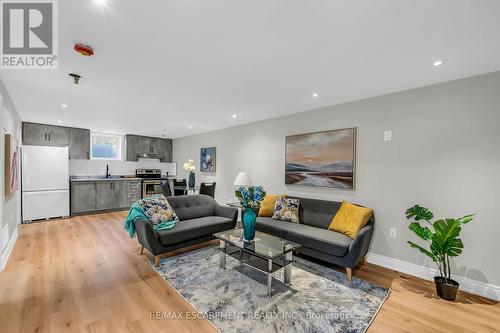 165 Bellingham Drive, Hamilton, ON - Indoor Photo Showing Living Room