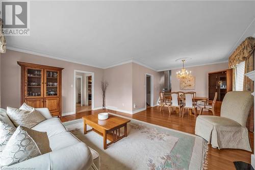 16 Lawrence Avenue, Stoney Creek, ON - Indoor Photo Showing Living Room