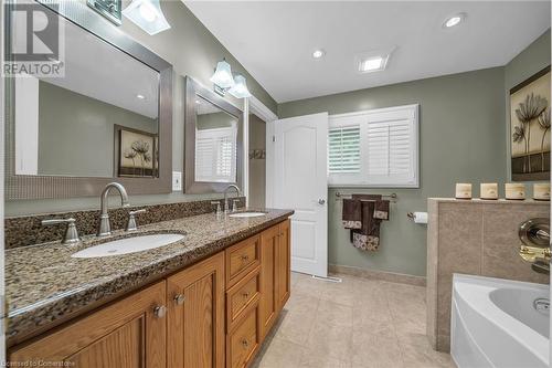 16 Lawrence Avenue, Stoney Creek, ON - Indoor Photo Showing Bathroom