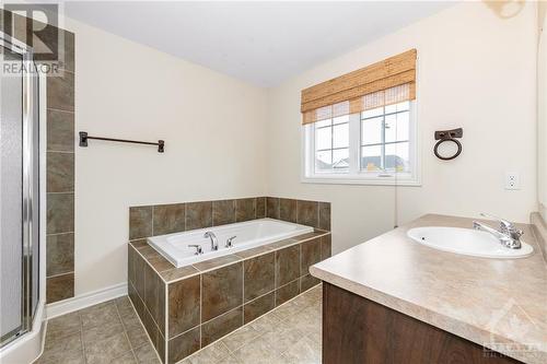 Ensuite bath - 507 Cherokee Way, Stittsville, ON - Indoor Photo Showing Bathroom