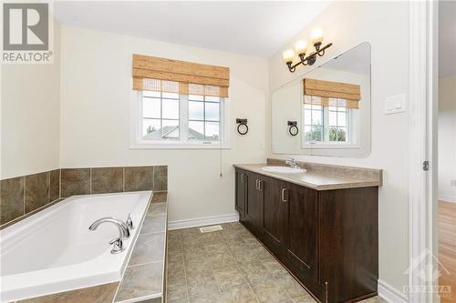 507 Cherokee Way, Stittsville, ON - Indoor Photo Showing Bathroom